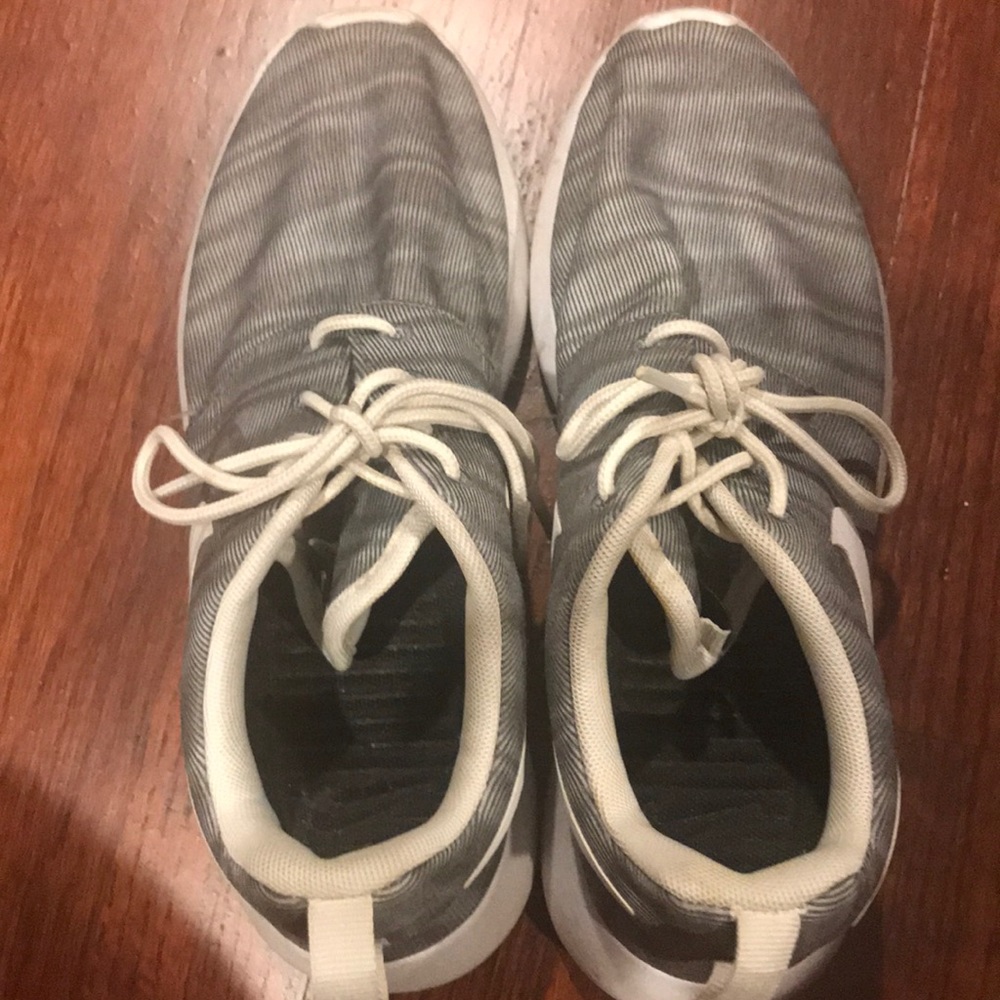 100% Authentic Nike Grey and White Roshe Sneakers